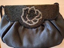 pochette da sera in seta nera, con rosa in perline