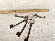 Chiavi antiche in ferro forgiato , bellissima patina , lotto di 5 pezzi