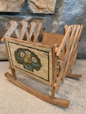 Antico letto per bambole in