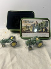 Trattori John Deere in latta e