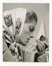 Lauren Bacall Smoking di