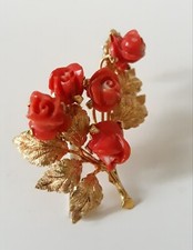 SPILLA IN ORO 18 Kt INCISA A MANO CON ROSE DI CORALLO