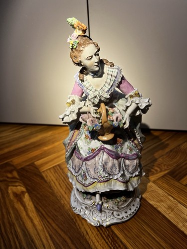 Capodimonte statuina in - capodimonte,