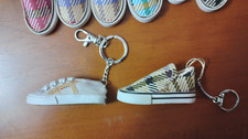 Set 7 portachiavi a scarpa con vari agganci e motivi di colore come foto