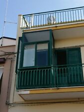 Infisso alluminio completo di finestre per l'areazione e porta di ingresso