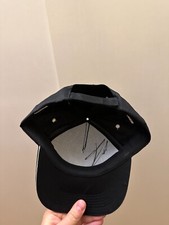 Autografo Tony Cairoli su cappellino