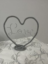 decorazione in tricotin con scritta Love colore grigio e acciaio