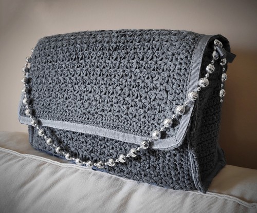Borsa grigia fatta mano a - mano,