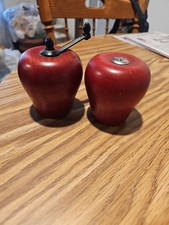 set scuoti sale/macinapepepe vintage in legno progettato a forma di mele.