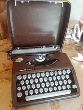 OLIVETTI LETTERA 82 anni '80 Raro Brown Manuale Portatile Macchina da scrivere