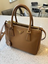 Borsa PRADA Galleria piccola doppia zip tote marrone caramello pelle saffiano