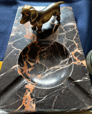 POSACENERE CON CANE BASSOTTO DI BRONZO SU MARMO NERO VENATO 29 x 11 X 7 cm