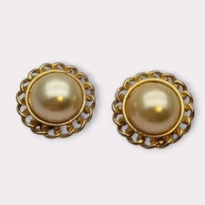Orecchini a clip dorati con pizzo traforato da donna, con perle grandi. Reg