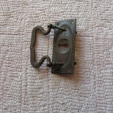 VECCHIA MANIGLIA CON BOCCHETTA-PIASTRINA IN OTTONE MANIGLIA E VITI IN FERRO -