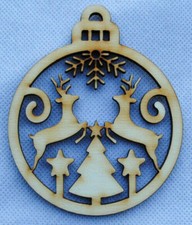 Palla di natale in legno naturale. Decorazione albero di natale