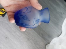 Vasetto vetro firmato Mayony, Motivi Floreali In rilievo Colore Blu.