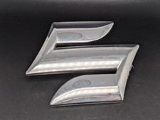 SUZUKI 7781154GC LOGO SIGLA EMBLEMA FREGIO STEMMA SCRITTA TARGHETTA BADGE TARGA