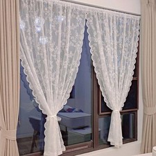 Tende a rete in voile floreale