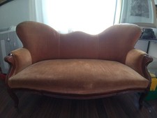 Divano Antico in legno intarsiato, di velluto color oro, ben tenuto ma datato.