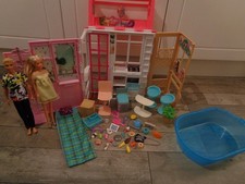 fascio barbie, piega + vai casa con mobili, piscina, 2 bambole + un sacco di accessori