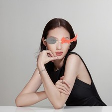 1 paio di occhiali da sole a