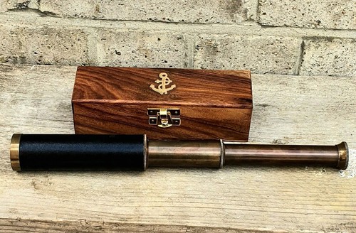 Antico telescopio vintage - , in