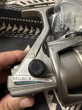 Mulinello da spinning Daiwa Regal-X 2500 2B nuovo con scatola con bobina extra.