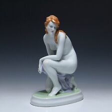 Statua in porcellana Zsolnay GINOCCHIATA - INGINOCCHIATA NUDE - Pecz Ungheria fine 20. Secolo