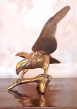 Grande statua in ottone di aquila americana su ramo, apertura alare 16 pollici, colore oro