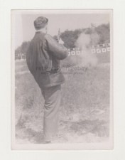 Uomo spara da una pistola