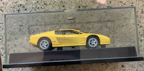 Modello auto giallo montato - modello,