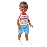 Barbie - Mini Bambola amico di Chelsea, alto 15 cm, moro con occhi marroni, con maglietta a righe con emoji sorridenti e pantaloni blu, scarpe bianche, giocattolo per bambini, 3+ anni, HNY58