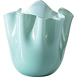 Vaso di Venini della collezione fazzoletto. Realizzato in vetro di colore verde rio. Le dimensioni sono: diamante 13,5 cm, h. 13,5 cm. La referenza è 700. 04fazzve