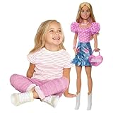 Barbie - Grande Amica, bambola bionda alta 71 cm con top rosa, gonna in denim e stivali da cowboy, collana, borsetta e accessori inclusi, giocattolo per bambini, 3+ anni, HYT84