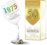 Aurìca Calice Vino Personalizzato 50 ANNI - Bicchiere Piegato Da 440ml In Cristallino Per Compleanno 50 anni Uomo E Donna con Scatola Regalo Inclusa - Regalo Originale 1975 Un’Annata Quasi Perfetta