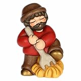 THUN, Uomo con Forcone e Fieno Rosso in Ceramica di Alta Qualità, Collezione Presepe Classico, Statuine per Presepe di Natale da Collezione, 5,2 x 4,3 x 7,9 cm
