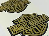 Stemma logo decal coppia adesivi resinati compatibili con i modelli HARLEY effetto 3D. Per SERBATOIO o CASCO. dimensioni singolo adesivo: 50x39 mm (oro/nero)