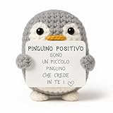 Pinguino Positivo© | Regalo Originale e Divertente | Idea Simpatica | Festa Bambini Ragazzi | Compleanno Bimba Bimbo| Decorazione Cameretta| Amigurumi Casa | Bambola Umoristica | Peluche Motivazionale