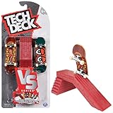 Tech Deck Mini Skate FINGERSKATE VERUSUS Series Confezione da 2 Mini Skate Assortiti e Un ostacolo, per Bambini dai 4 Anni in su