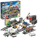 LEGO City Treno Merci Giocattolo con Locomotiva Telecomandata - con Camion Giocattolo, Carrello Elevatore, 32 Binari, Semafori e 6 Minifigure - Regalo Creativo per Bambini e Bambine da 6 Anni - 60198