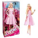 Barbie The Movie - Margot Robbie, bambola del film Barbie da collezione con abito vintage a quadretti rosa e bianco e collana con margherita, giocattolo per bambini, 3+ anni, HPJ96