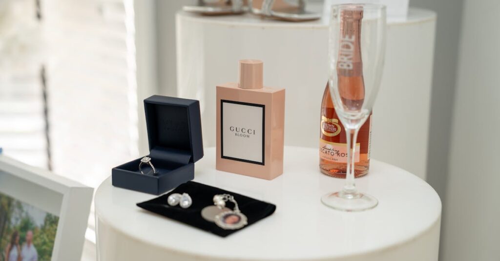 scopri la borsa gucci jackie, un'icona di eleganza e stile senza tempo. perfetta per ogni occasione, combina design raffinato e qualità artigianale italiana.