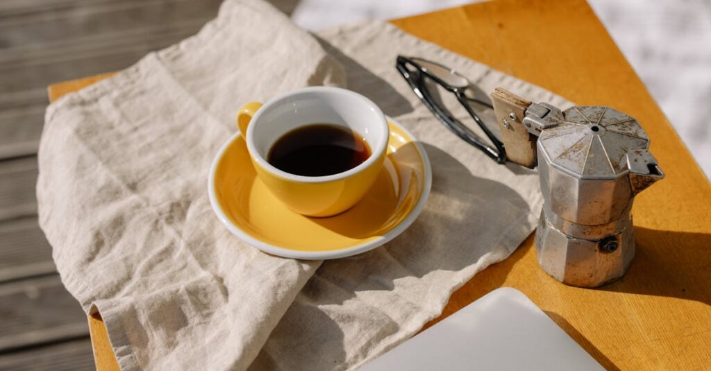 scopri come preparare un autentico caffè italiano con la moka pot, la caffettiera tradizionale per un gusto intenso e aromatico a casa tua.