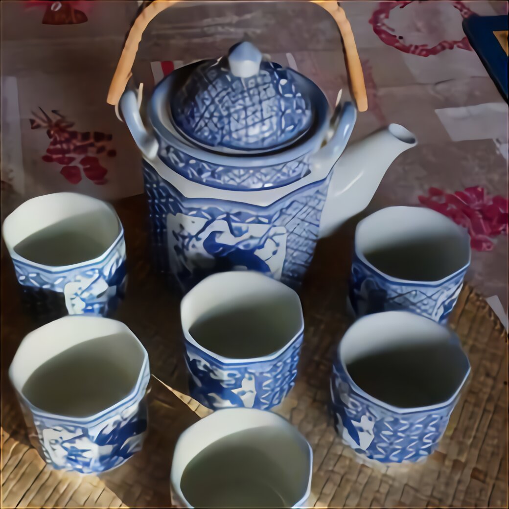 Teiera in Ceramica con Manico in Rattan e 4 Tazze Servizio da Tè con Gru e Squame di Pesce fanquare Servizio da Tè in Porcellana Giapponese Bianca e Blu 